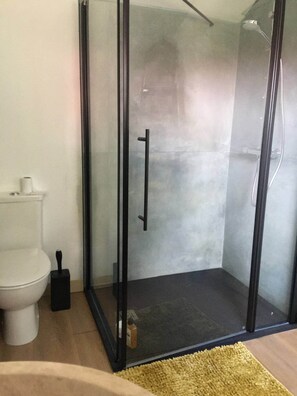 Baignoire, séchoir à cheveux, serviettes fournies, papier de toilette