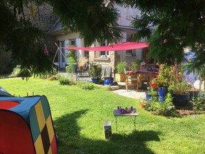 Terrace/patio - Family home / Artist. Halfway between town and sea. Quietly. Ideal for families (Tinténiac)