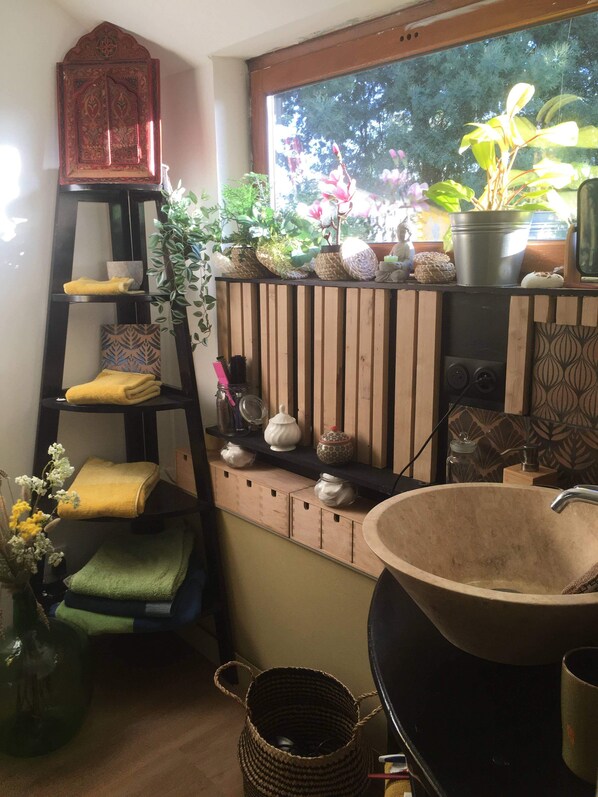 Interior - Family home / Artist. Halfway between town and sea. Quietly. Ideal for families (Tinténiac)