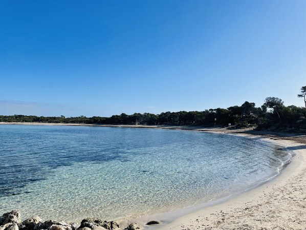 Nær stranden og strandhåndklær