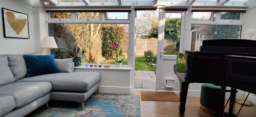 Homely Amersham Cottage with garden and parking