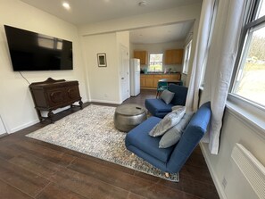 Smart-TV, Tischfußball, Bücher