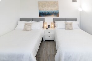 2 Schlafzimmer, Schreibtisch, Bügeleisen/Bügelbrett, Reisekinderbett