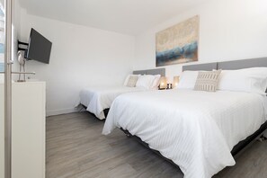 2 habitaciones, escritorio y tabla de planchar con plancha