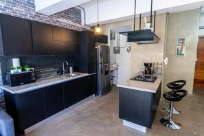 Kjøleskap, mikrobølgeovn, ovn og kokeplater