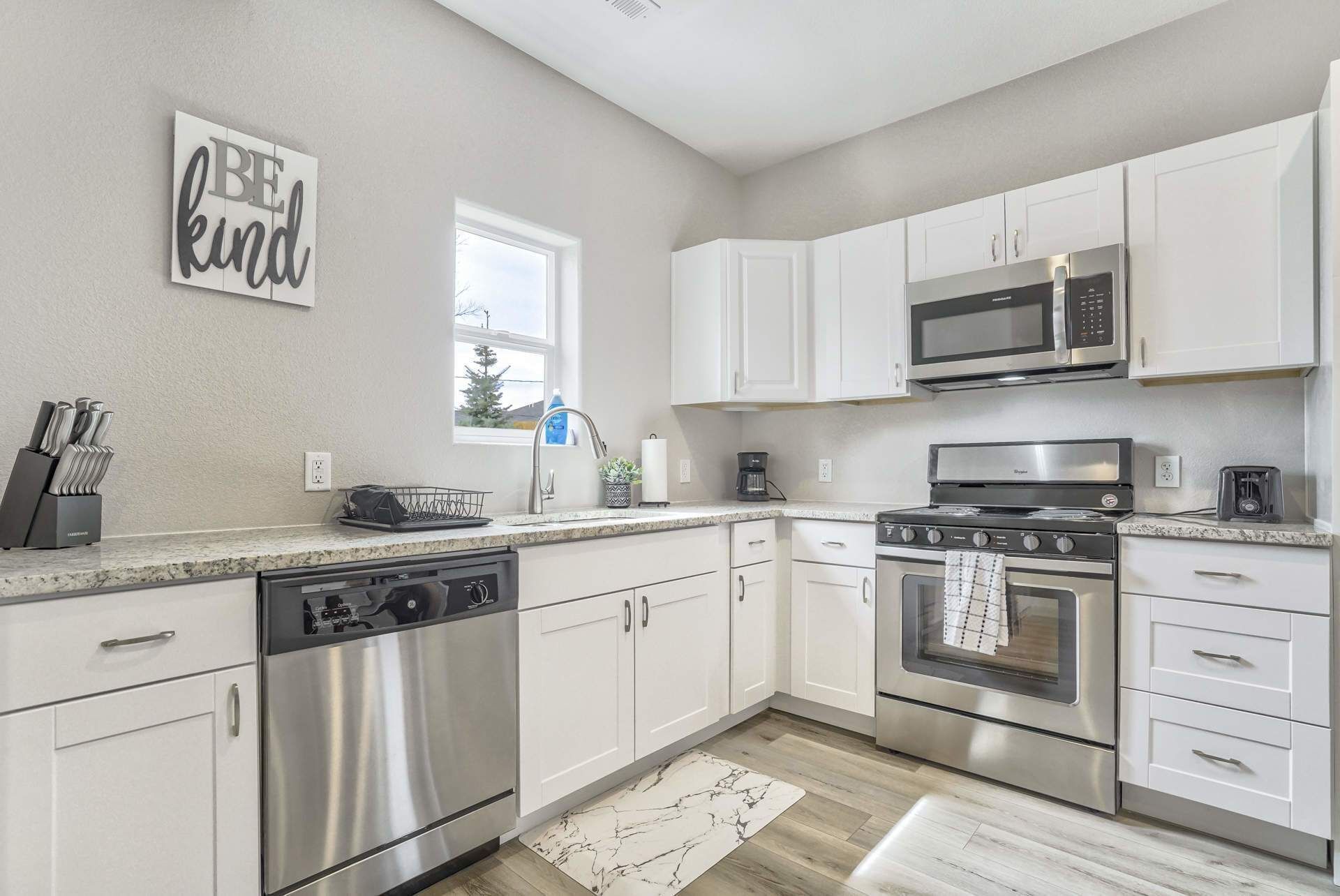 2BR Modern Cottage with Hot Tub in Monument Near USAFA, Park