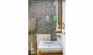 Baignoire, séchoir à cheveux, serviettes fournies, savon