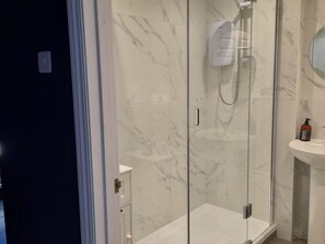 Apartemen, 1 Tempat Tidur Queen | Kamar mandi | Shower, pengering rambut, handuk, dan sabun
