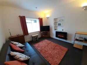 Apartment, 1 Queen Bed | Living room
