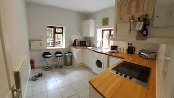 Apartment, 1 Queen Bed | Private kitchen | Fridge, microwave, oven, stovetop