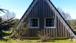 A wooden cabin with a triangular roof and two windows. - Lodge 3 - Pet Friendly - Aultbea Lodges - Sea Views of Loch Ewe (Achnasheen)