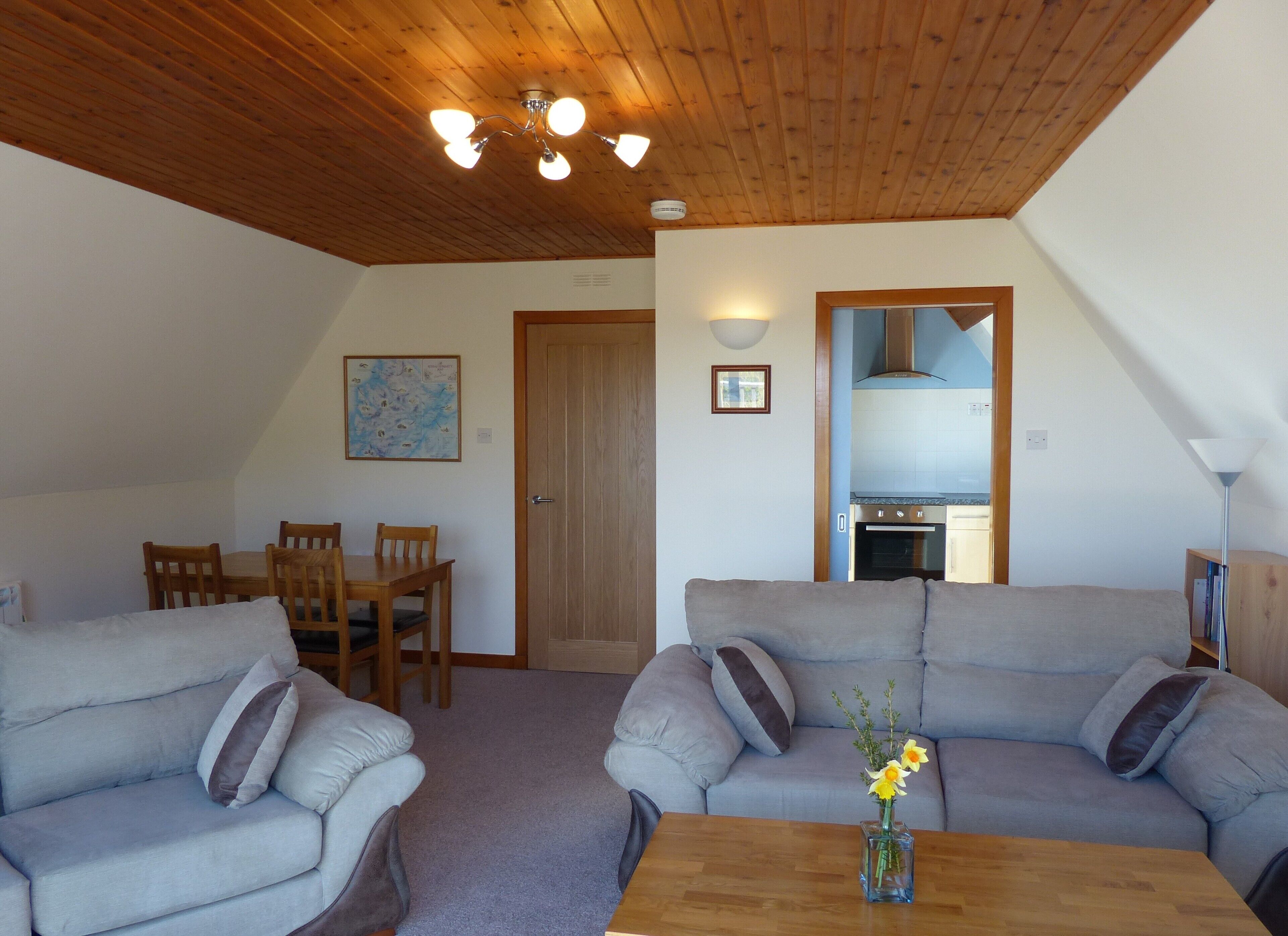 Télévision, lecteur de DVD, livres, chaîne hi-fi