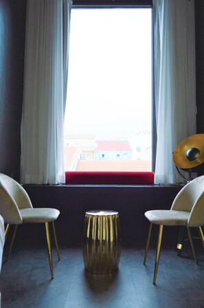 Zimmersafe, Schreibtisch, laptopgeeigneter Arbeitsplatz