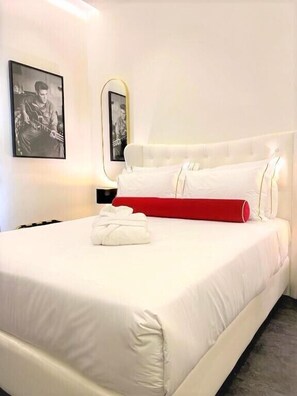 Zimmersafe, Schreibtisch, laptopgeeigneter Arbeitsplatz