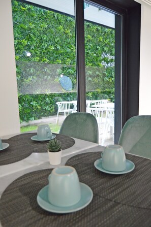 อาหารเช้าแบบอังกฤษทุกวัน (EUR 12 ต่อคน)