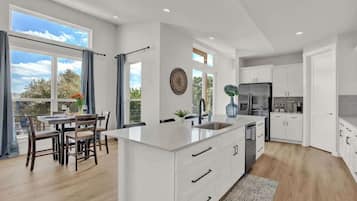 Frigorifero, microonde, forno, piano cottura