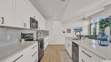 Frigorifero, microonde, forno, piano cottura