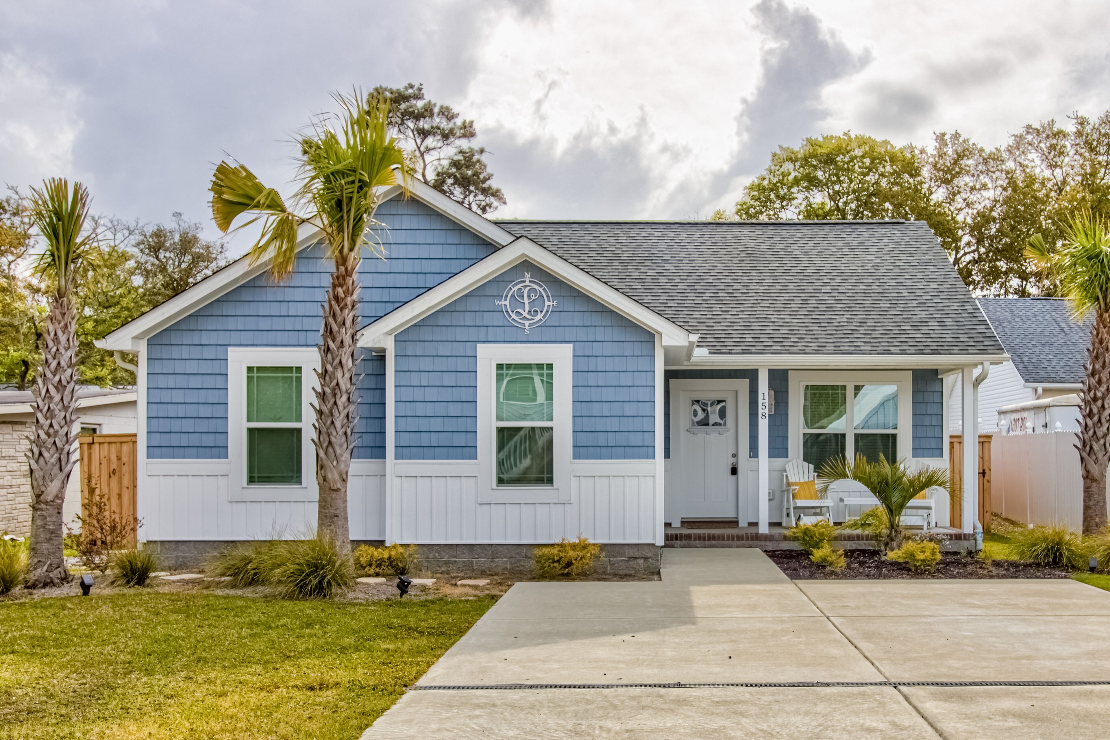 Delightful getaway near the beach with fast WiFi, gas grill, outdoor shower