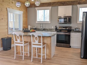 Kjøleskap, mikrobølgeovn, ovn og kokeplater