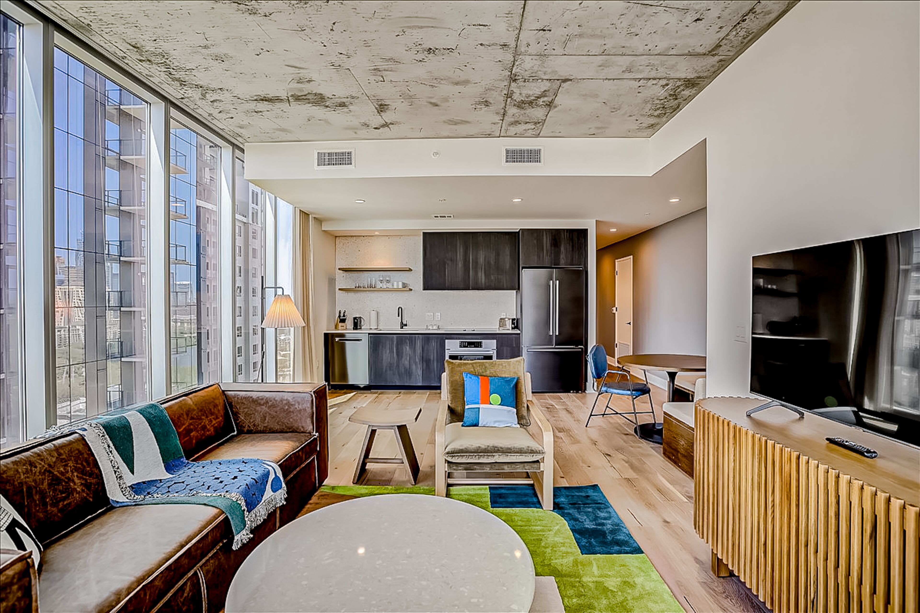 Brand-new! Rainey Street corner condo - lake-view balcony - rooftop pool & gym