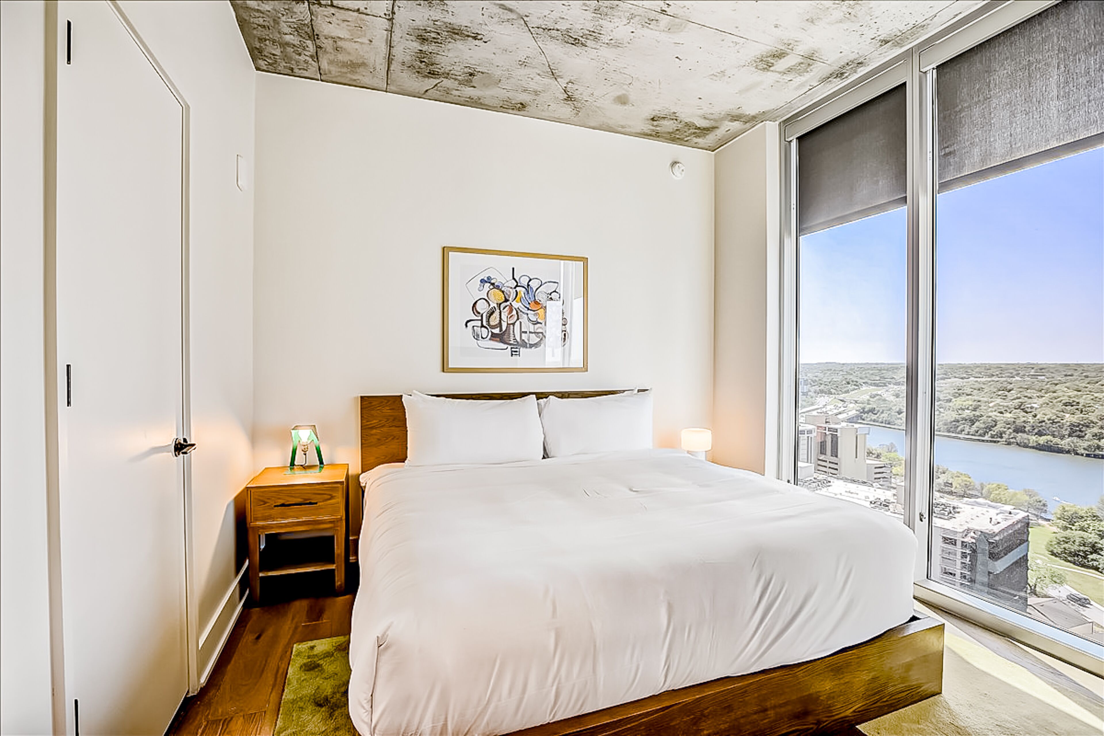 Brand-new! Rainey Street corner condo - lake-view balcony - rooftop pool & gym