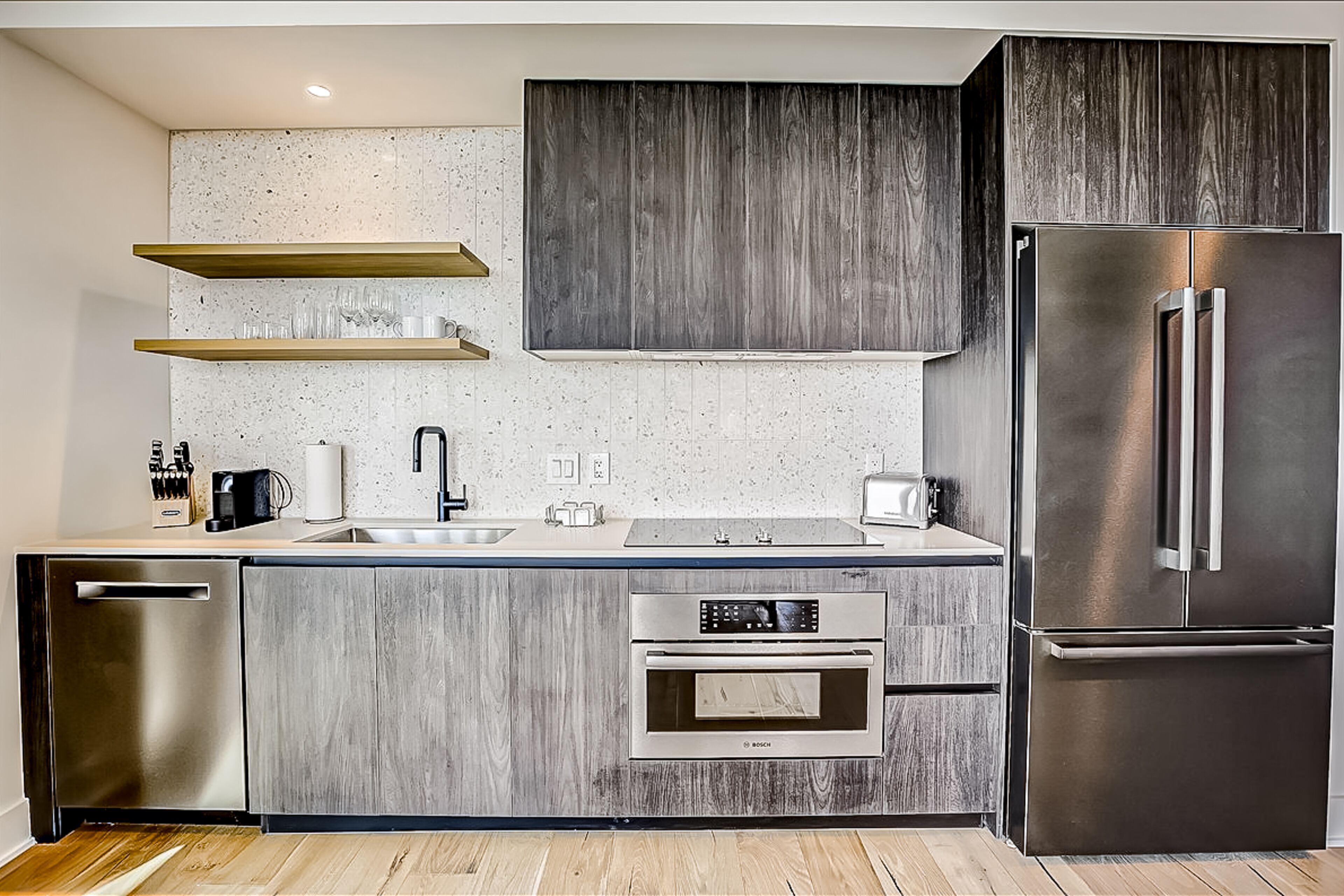 Brand-new! Rainey Street corner condo - lake-view balcony - rooftop pool & gym