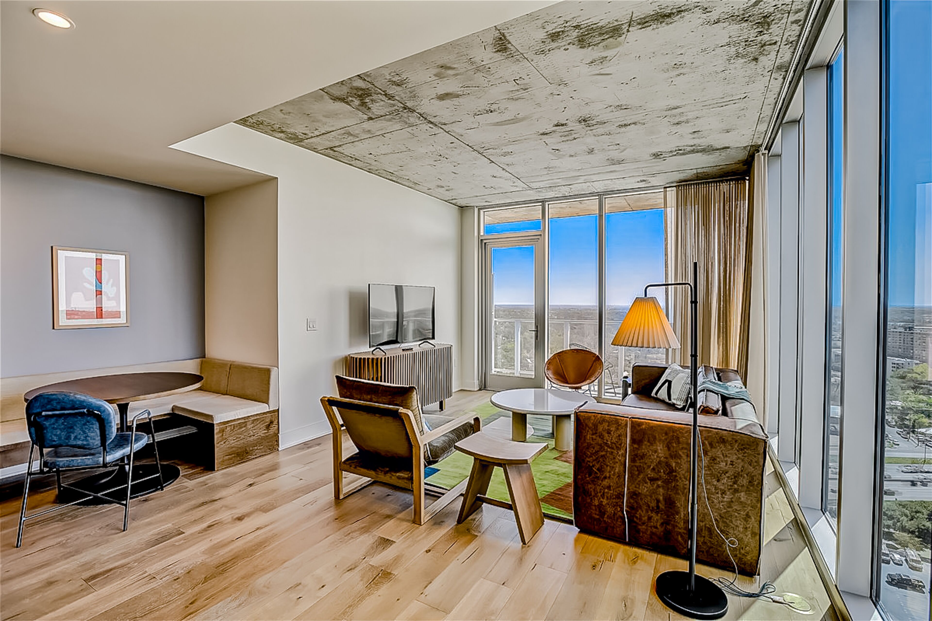 電視、乒乓球設施、書籍