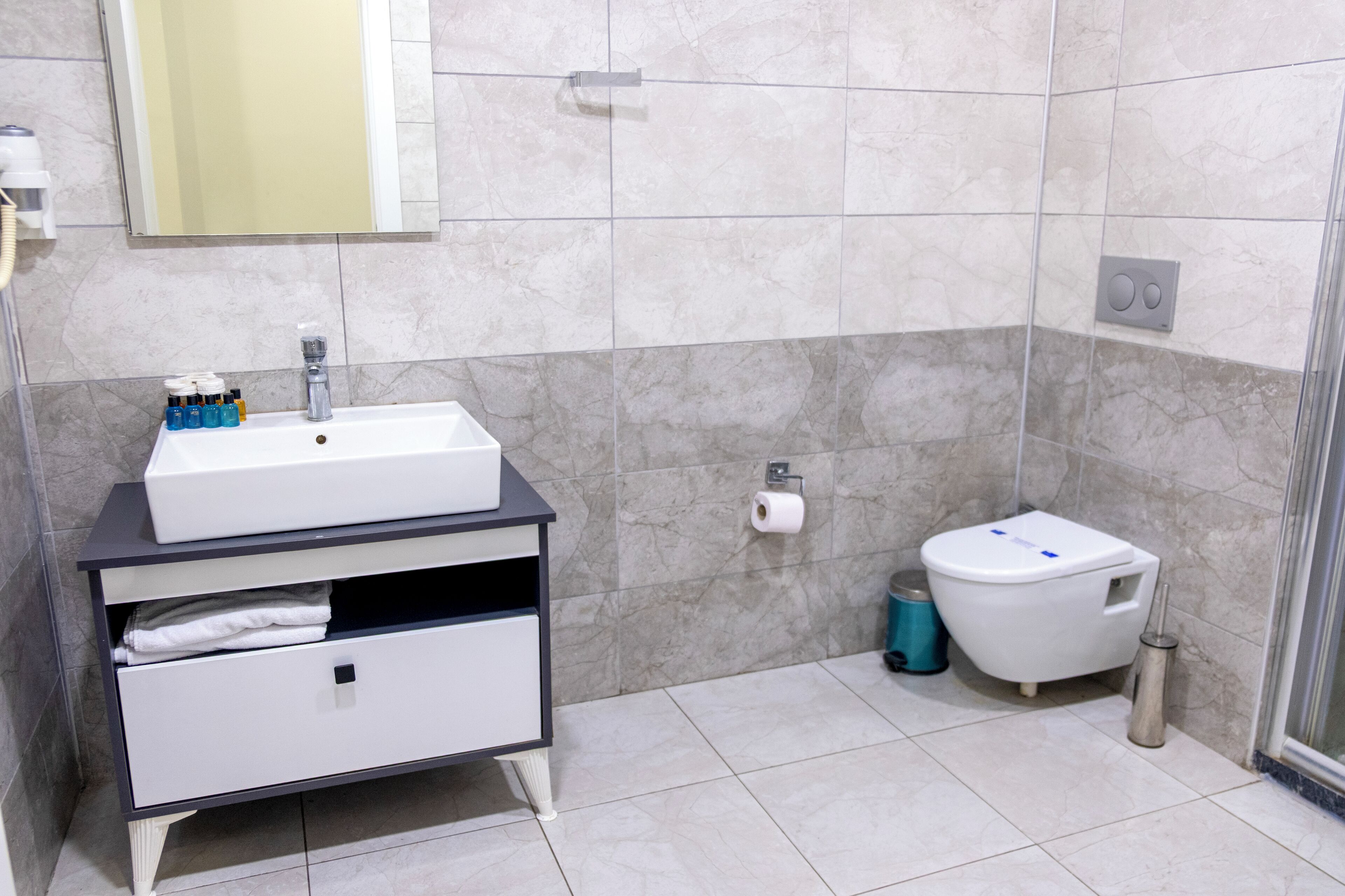 1 bedroom, egyptian cotton sheets, premium bedding, desk