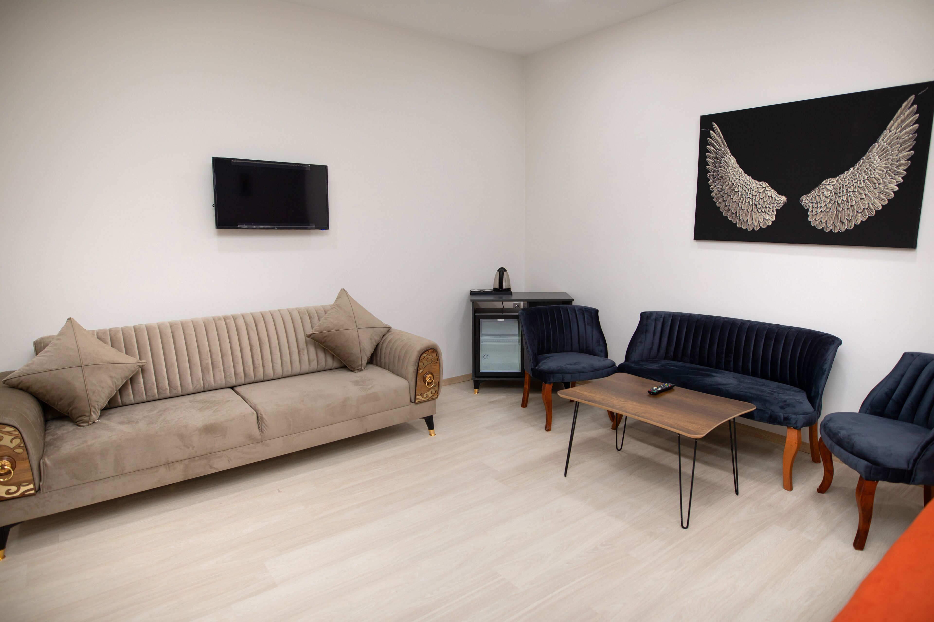 economy double room, 1 double bed, no windows | living area