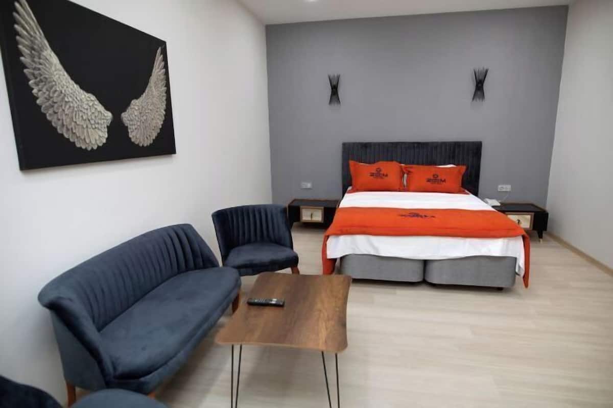 Egyptian cotton sheets, premium bedding, in-room safe, desk