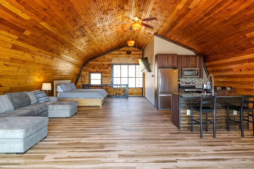 2nd-floor studio w/Seneca Lake views, spacious deck, full kitchen, gas grill