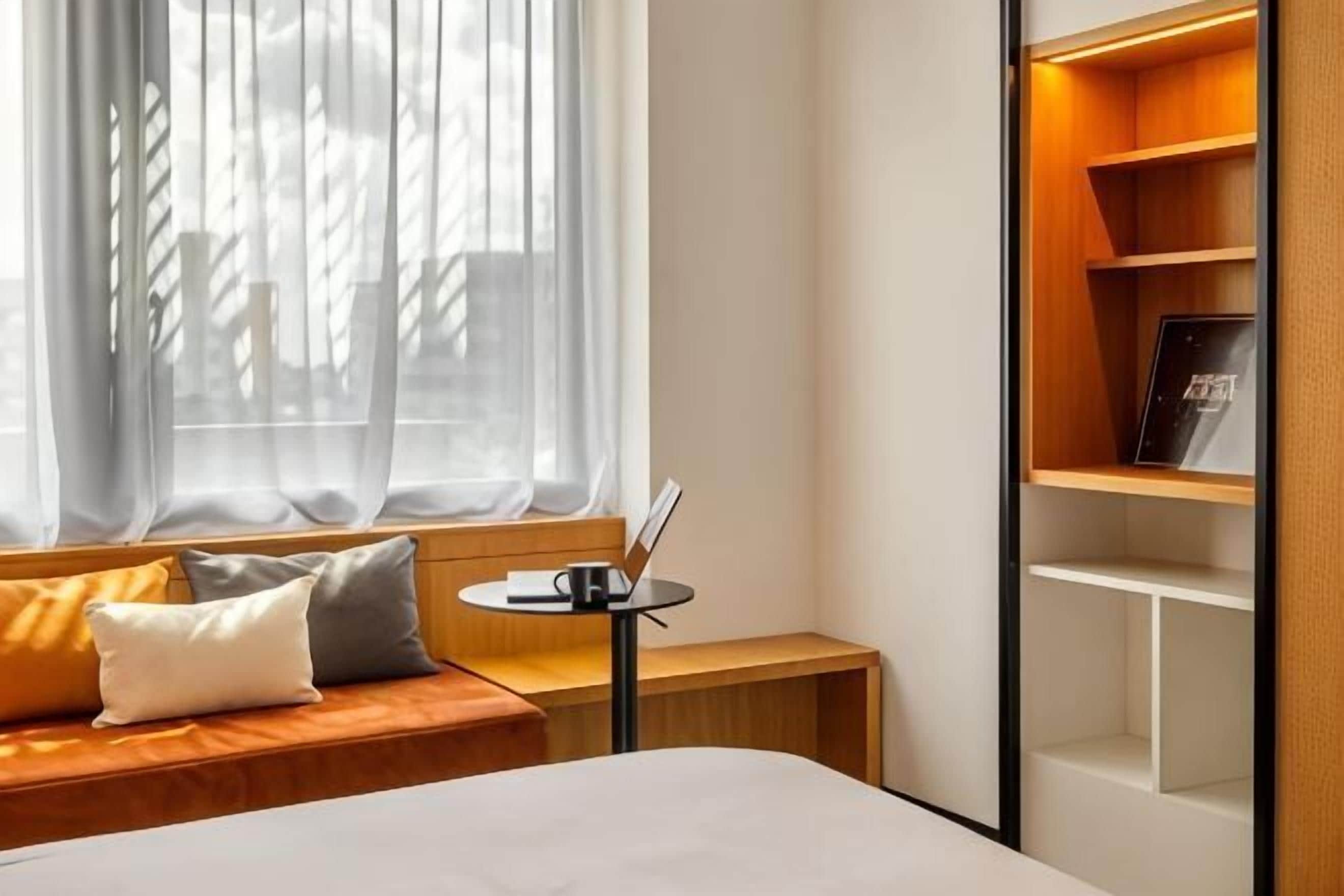 Ropa de cama de alta calidad y caja de seguridad en la habitación 