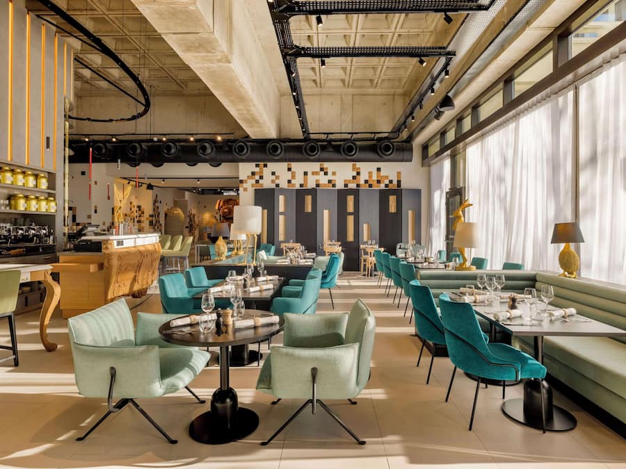 Se sirven desayunos, almuerzos y cenas; cocina francesa