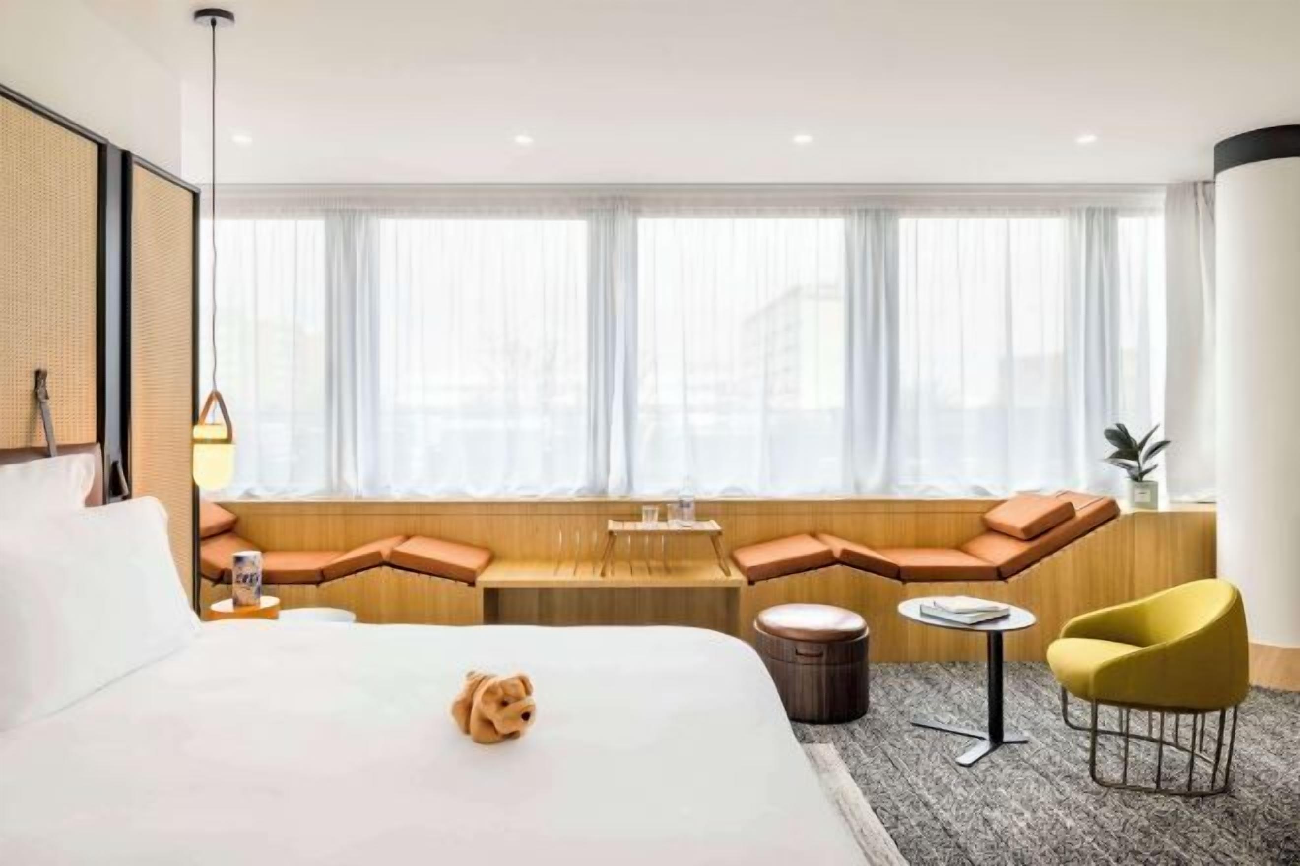 Ropa de cama de alta calidad y caja de seguridad en la habitación 