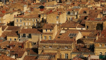 Un quartier urbain densément peuplé, caractérisé par des immeubles à étages construits très près les uns des autres, et présentant une grande variété de styles architecturaux et de conceptions de toits.