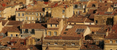 Un área urbana densamente poblada con edificios de varios pisos construidos muy cerca, mostrando una diversidad de estilos arquitectónicos y diseños de tejados.