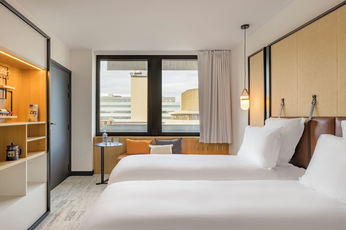 Habitación, 1 cama King size, vista a la ciudad | Ropa de cama de alta calidad y caja de seguridad en la habitación