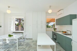 Unclassified image, 3 of 34, button