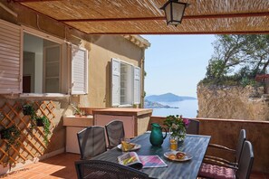 Unclassified image, 4 of 34, button