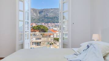 3 habitaciones, tabla de planchar con plancha y ropa de cama