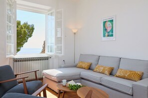 Unclassified image, 2 of 34, button