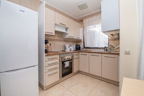 Frigorifero, microonde, forno, piano cottura