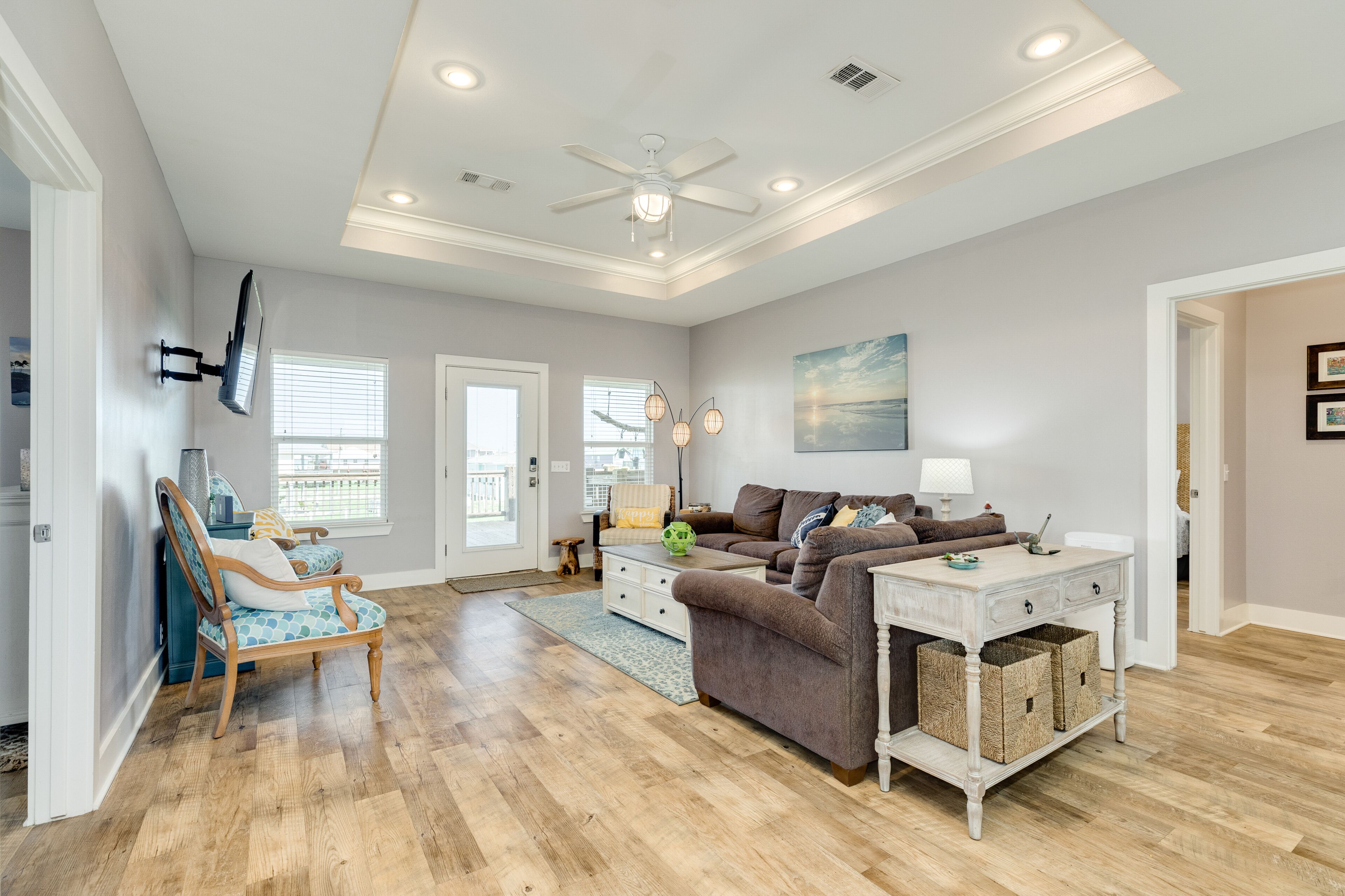 Dreamy coastal escape near the beach with deck, gas grill, &amp; outdoor shower