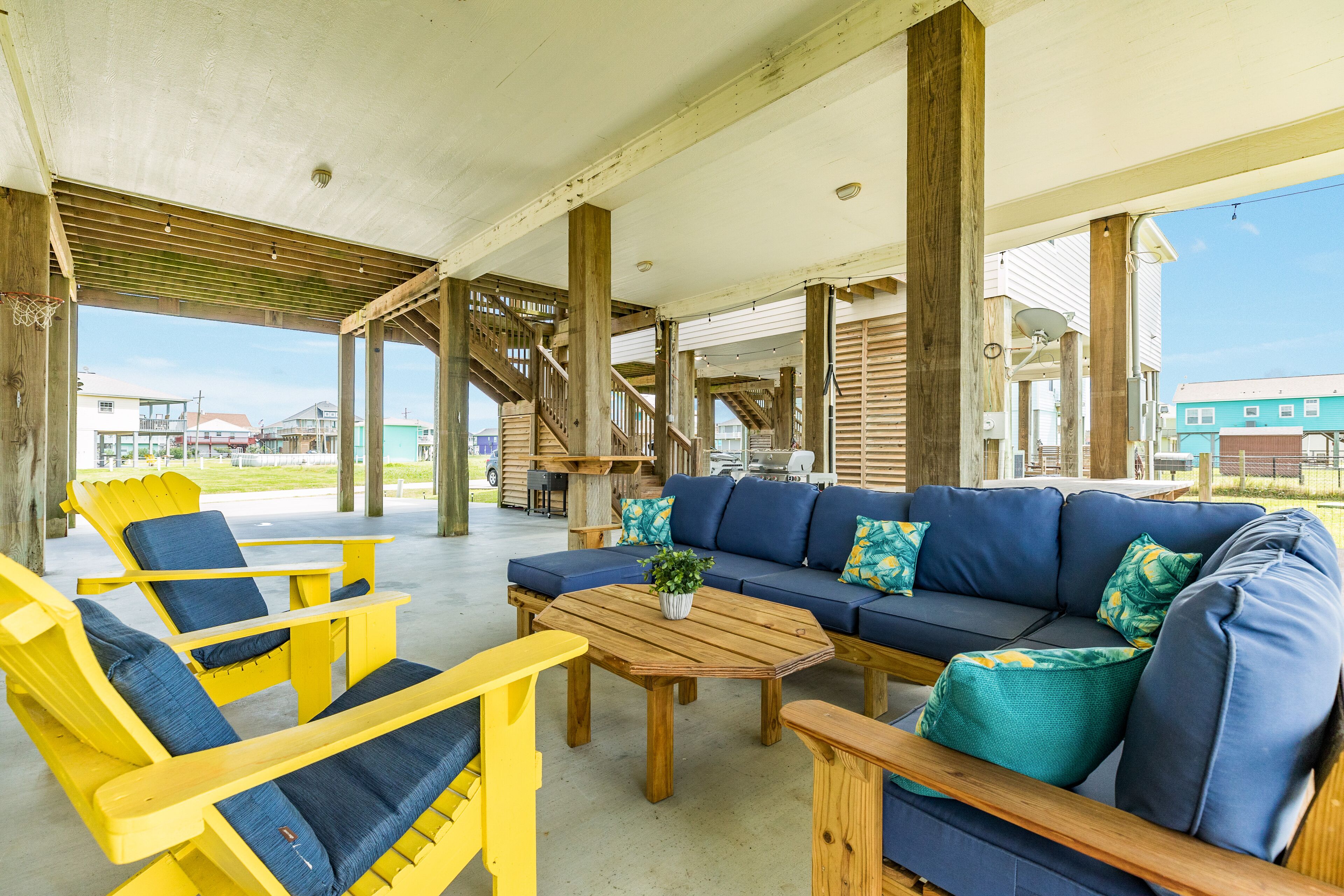 Dreamy coastal escape near the beach with deck, gas grill, &amp; outdoor shower