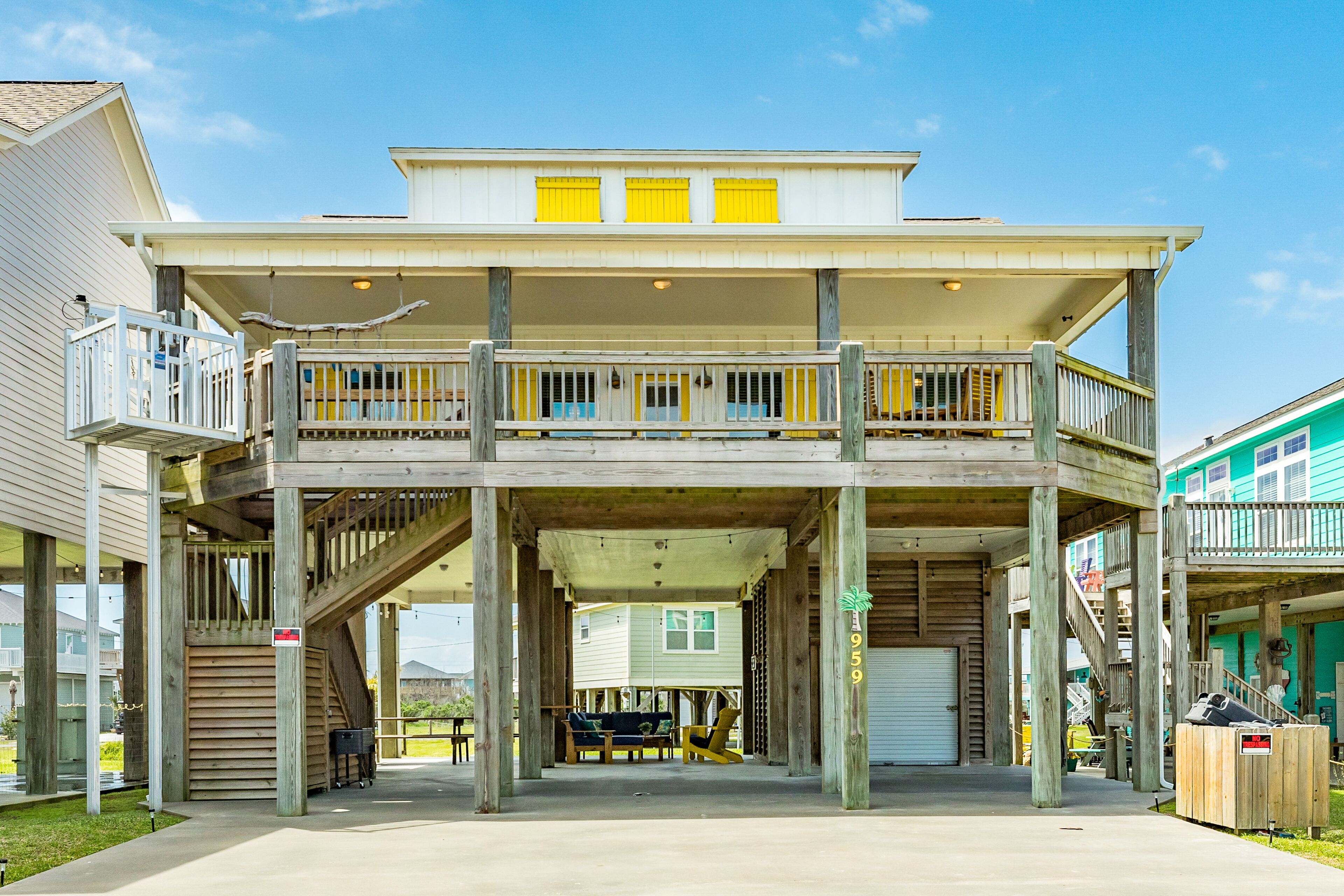 Dreamy coastal escape near the beach with deck, gas grill, &amp; outdoor shower