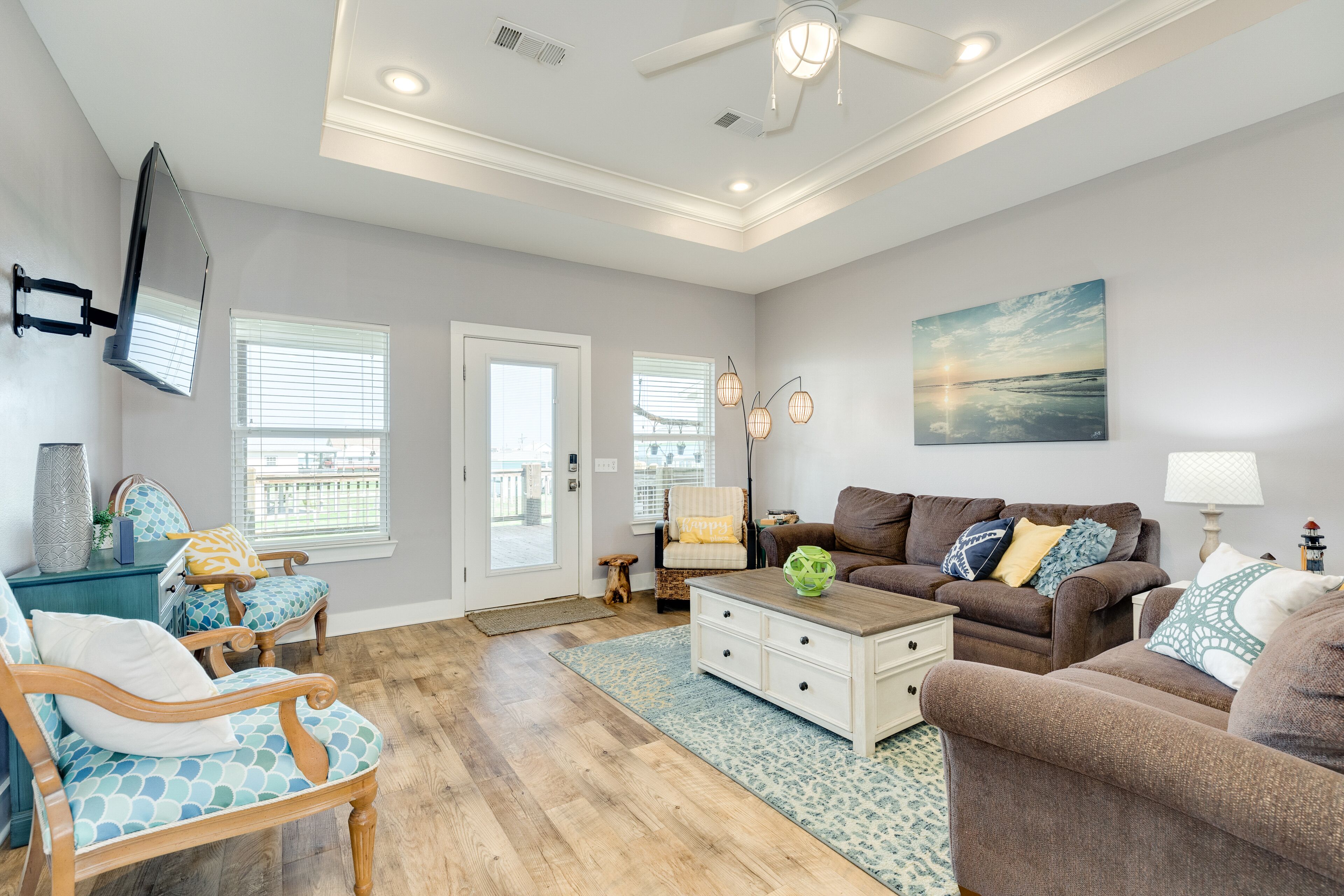 Dreamy coastal escape near the beach with deck, gas grill, &amp; outdoor shower