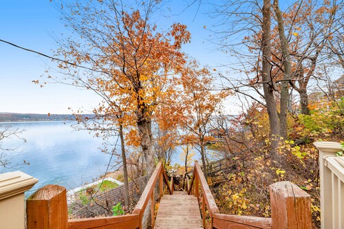 Lakefront home near golf with deck & two firepits - close to attractions