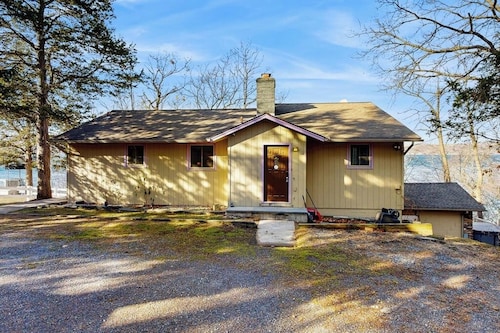 Lakefront home near golf with deck & two firepits - close to attractions