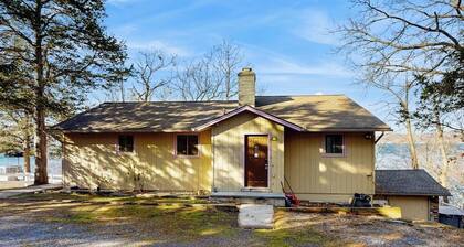 Lakefront home near golf with deck & two firepits - close to attractions