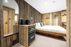 1 soverom, skrivebord, strykejern/-brett og reiseseng for barn